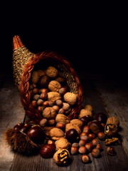 Natura morta con cornucopia, noci, nocciole e castagne