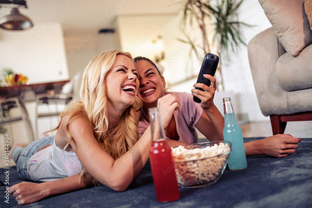 Poster Two girls watching tv together