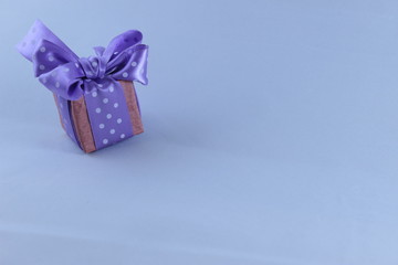 подарочная коробка с лентой