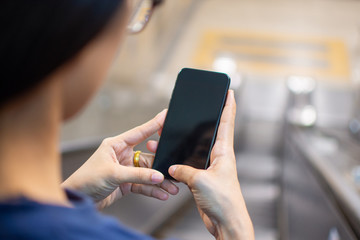 woman's hand holding smart phone with blur background. selective focus and soft focus.