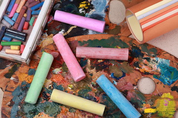 drawing crayons with paper on the palette