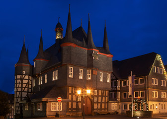 Fototapeta premium Fachwerkhaus mit Schiefer und türmen