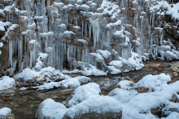 Eiszapfengalerie am Gebirgsbach