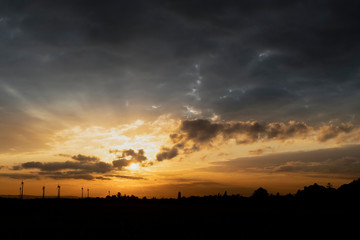 Dramatischer Himmel bei Sonnenaufgang von gelb bis blau