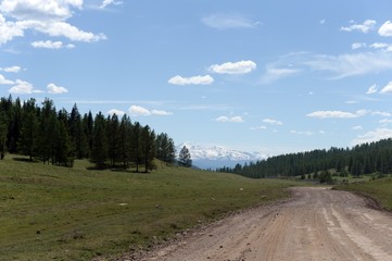 Fototapeta na wymiar The road to the pass Katu-Yaryk on the Ulagan plateau in the Altai Republic