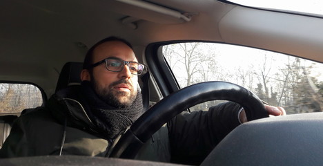 Tassista in auto in inverno