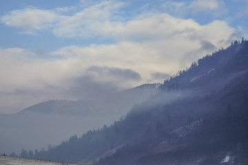 Winterlandschaft. Panorama. Wintersport. Schnee. Winterstrasse.