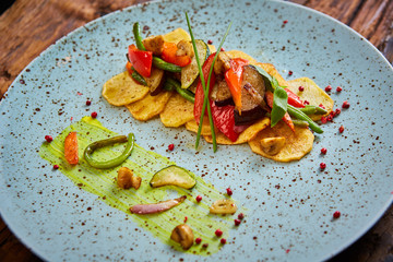 Potato Chips with sweet pepper, aubergine and asparagus. 