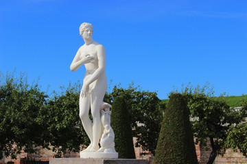 Fototapeta na wymiar statue in park