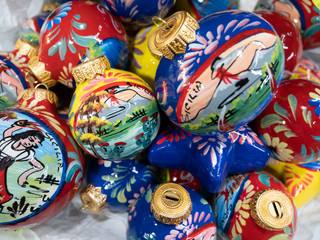 Fototapeta premium Zawiera ręcznie malowane ceramiczne bombki.
