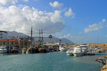 alte Segelschiffe in der Hafenstadt Kyrenia auf Zypern mit blauem Himmel und weißen Wolken