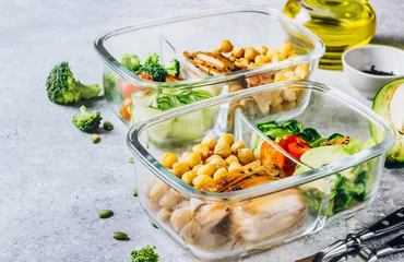 Deurstickers Healthy meal prep containers chicken and fresh vegetables. © juliamikhaylova