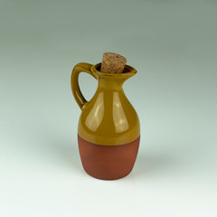 Kleiner Krug für Olivenöl von der Vogelperspektive