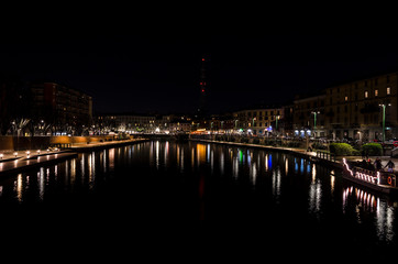Fototapeta na wymiar nigth in Navigli, cityscape of Navigli in Milan at night with light reflecting over the water