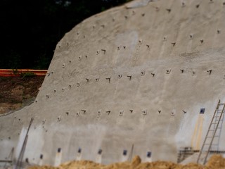 Hanglage - Böschung wird mit Ankern befestigt	