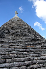 Fototapeta na wymiar la caratteristica copertura a cono in pietra dei trulli, ad Alberobello