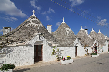 trulli con i caratteristici monogrammi dipinti, ad Alberobello