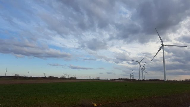 Aerogeneradores con las Aspas en movimiento con fondo de cielo con nubes al atardecer