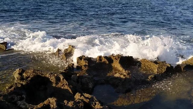 Vagues &agrave; Qawra