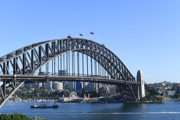 Sydney Harbour Bridge von einem hohen Aussichtspunkt im Morgengrauen aus gesehen.