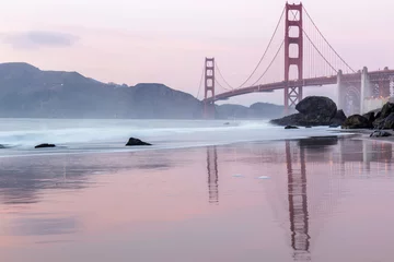Papier Peint photo Plage de Baker, San Francisco Réflexions du Golden Gate Bridge à Marshall& 39 s Beach. San Francisco, Californie, États-Unis.