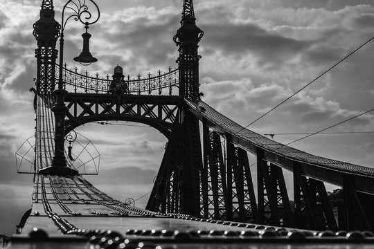 Fototapeta Budapest black and white bridge