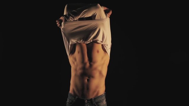 Парни снимают одежду видео. Половое влечение. Парень снимает рубашку. Первое половое сношение. Мужчина и женщина занимаются любовью.