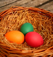 osterkorb auf dem tisch