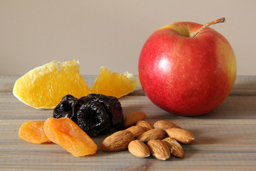 Migdały i suszone owoce - soczysta pomarańcza, czerwone jabłko, szuszone śliwki i morele