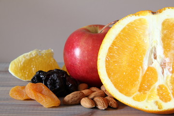 Świeże i suszone owoce - śliwki, morele, pomarańcze, jabłko i migdały