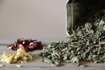 Zielona herbata w liściach z jaśminem na szarym tle