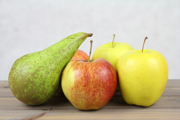 Zdrowe owoce - jabłka i gruszka - owocowe inspiracje - obrazy, fototapety, plakaty