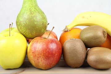 Owoce - jabłka, gruszka, pomarańcze, kiwi i banany - owocowa kompozycja