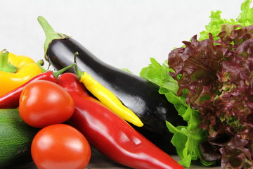Zestaw warzyw - czerwona i żółta papryka, pomidory, bakłażan © Cezzar