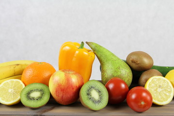 Wegetarianizm - set zdrowych warzyw i owoców - gruszka, pomarańcze, jabłko, kiwi, pomidory, papryka - obrazy, fototapety, plakaty