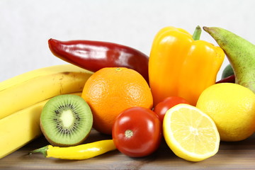 Warzywa i owoce - pomarańcze, kiwi, banan, pomidor i żółta papryka