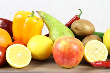 Zdrowe jedzenie - warzywa i owoce - gruszka, jabłko, kiwi, cytryna i żółta papryka - obrazy, fototapety, plakaty