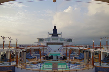 Pooldeck auf Kreuzfahrtschiff - Pool deck with sun loungers and deck chairs on modern cruiseship or...