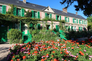 Façade de la maison de Claude Monet à Giverny, avec des géraniums (France)
