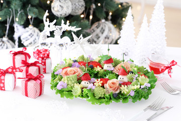 クリスマスリースサラダ　いちごサンタ