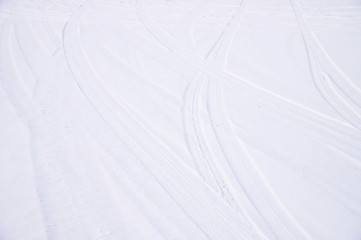 Obraz premium Traces of intersecting arcs of automobile tires in fresh snow