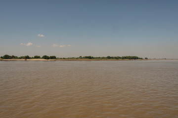 Costa de un río en Myanmar