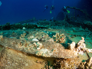 Fototapeta na wymiar sunken ship with under the sea
