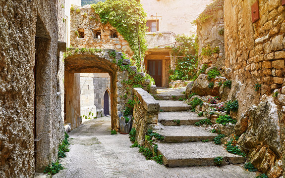 Fototapeta Chorwacja Istria. Starożytne opuszczone średniowieczne miasto Plomin. Stary