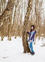 Fototapeta na wymiar young woman on a walk in the winter park