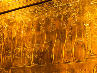 Ägyptische Schriftzeichen auf Gold