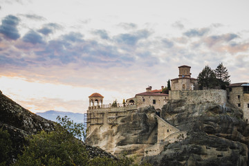 Obraz premium Sunset over Varlaam monastery in Meteora, Greece