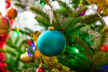 Fototapeta na wymiar bombka na choince - Święta Bożego Narodzenia