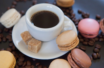 café noir et macarons