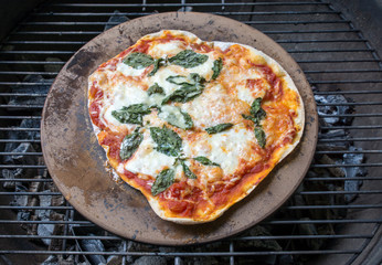 Pizza aus dem Grill 1 - 003